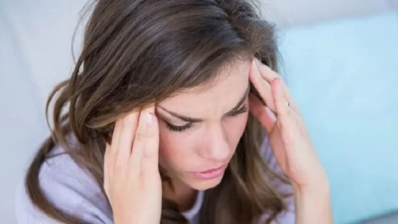 आपल्यापैकी अनेक लोकांना कधीना कधी डोकेदुखीची समस्या येतेच. परंतु, ही डोकेदुखी सामान्य आहे की, मायग्रेन आहे, हे ओळखणे सर्वात महत्वाचे आहे. कारण मायग्रेन हा न्यूरोलॉजिकल आजार आहे, ज्याचा उपचार वेळेवर न केल्यास ही समस्या आणखी गंभीर बनू शकते. आपल्या खराब जीवनशैलीमुळे देखील मायग्रेनची समस्या वाढते. या आजारापासून मुक्त होण्यासाठी आपल्याला जीवनशैलीमध्ये काही बदल करावे लागतील. नेमके ते बदल कोणते हे आज आपण बघणार आहोत. 