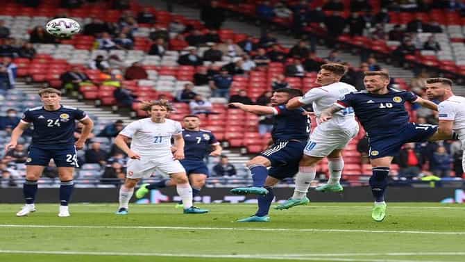 Video : Euro 2020 मध्ये अद्भुत गोलची नोंद, मैदानाच्या मध्यातून लगावला जादूई गोल