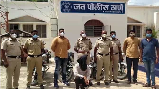 स्वत:ची गाडी सांगून चोरीची गाडी विकण्याचा प्रयत्न फसला, साडेचार लाखांच्या गाड्या जप्त, पोलिसांची मोठी कामगिरी