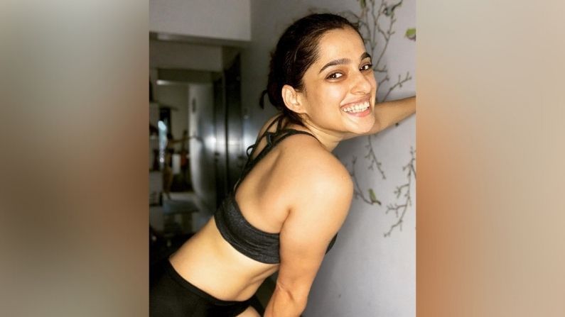 आता प्रियानं काळ्या रंगाच्या वर्कआउट ड्रेसमध्ये काही फोटो तिच्या इन्स्टाग्राम अकाऊंटवर शेअर केले आहेत.