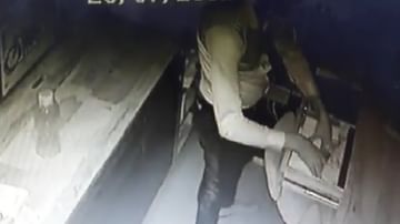 VIDEO | रॉयल एनफिल्डच्या शोरुमचे शटर वाकवून आत शिरला, बदलापुरात धाडसी चोरी