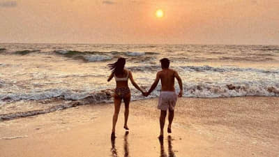 Janvhi Kapoor | श्रीदेवीची लेक पुन्हा एकदा दिसली ‘मिस्ट्री बॉय’सोबत, जान्हवीच्या बिकिनी फोटोंनी वेधलं चाहत्यांचं लक्ष!