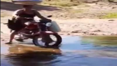 Video | डोक्यावर भांडी, हातात प्लास्टिकची बकेट, सुपर वुमनची बाईक रायडिंग एकदा पाहाच