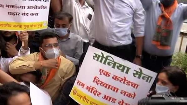 अयोध्येतील राम मंदिराच्या जमीन खरेदीत घोटाळा झाल्याच्या मुद्द्यावरुन शिवसेना आणि भाजप कार्यकर्त्यांमध्ये मुंबईत राडा झाल्याचं पाहायला मिळालंय.