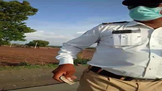 काळी-पिवळी चालकांकडून पैसे घेणारा वाहतूक पोलीस कर्मचारी अखेर निलंबित, वाचा संपूर्ण प्रकरण