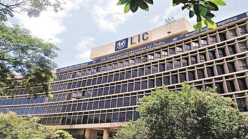 Lic Housing Finance shares : 52 आठवड्यांच्या सर्वोच्च दरावर पोहचल्यानंतर एलआयसी हाऊसिंग फायनान्सच्या शेअर्समध्ये घट झालीय. सध्या या शेअरच्या किमतीत 4 टक्क्यांची घट होऊन 500 रुपये झालीय.