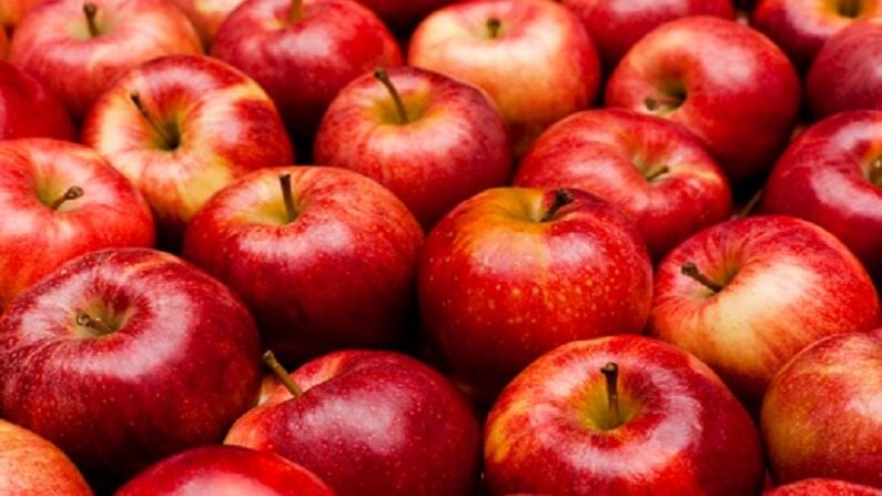 सफरचंदच्या सालीचा फेसपॅक तयार करण्यासाठी सफरचंदची साल बारीक करून घ्या. त्यामध्ये गुलाब पाणी मिक्स करा आणि त्याची चांगली पेस्ट तयार करा. ही पेस्ट चेहऱ्याला लावा आणि साधारण वीस मिनिटांनी चेहरा थंड पाण्याने धुवा. 