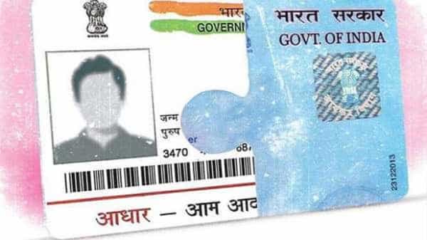 सध्याच्या काळात आधार कार्ड खूप महत्वाचे आहे. सिम कार्ड घेण्यापासून पीएफसारख्या अनेक सेवांसाठी आधार कार्ड असणे फार महत्वाचे आहे. त्यामुळे सरकारी योजनांपासून अगदी घरगुती कामकाजासाठी आधार कार्ड गरज भासते. सध्या बऱ्याच ठिकाणी आधारकार्डचा वापर हा मुख्य ओळखपत्र म्हणूनही केला जात आहे. त्यामुळे 30 जूनच्या आत तुम्ही पॅनकार्ड आणि आधार लिंक करणे गरजेचे आहे.