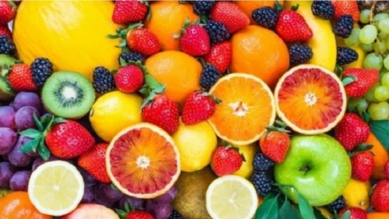 उन्हाळ्याच्या हंगामात फळे आणि भाज्या फ्रिजमध्ये ठेवल्या जातात. परंतु आपणास माहित आहे का? की, काही भाज्या आणि फळे फ्रीजमध्ये ठेवणे हानिकारक आहे. तज्ज्ञांच्या मते, आंबा, कलिंगड, लीची आणि इतर काही फळे फ्रीजमध्ये ठेवणे आपल्या आरोग्यासाठी धोकादायक आहे. 
