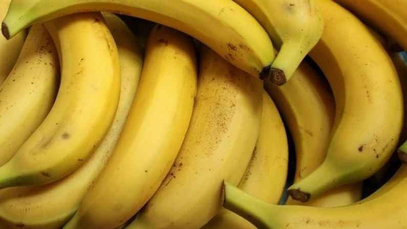 केळी हे एक सुपर फूड आहे जे वर्षभर उपलब्ध असते. केळी फ्रिजमध्ये ठेवू नये. यामुळे इथिलीन नावाचा वायू बाहेर पडतो जो इतर फळांना देखील खराब करतो आणि केळी देखील खराब होतात. 