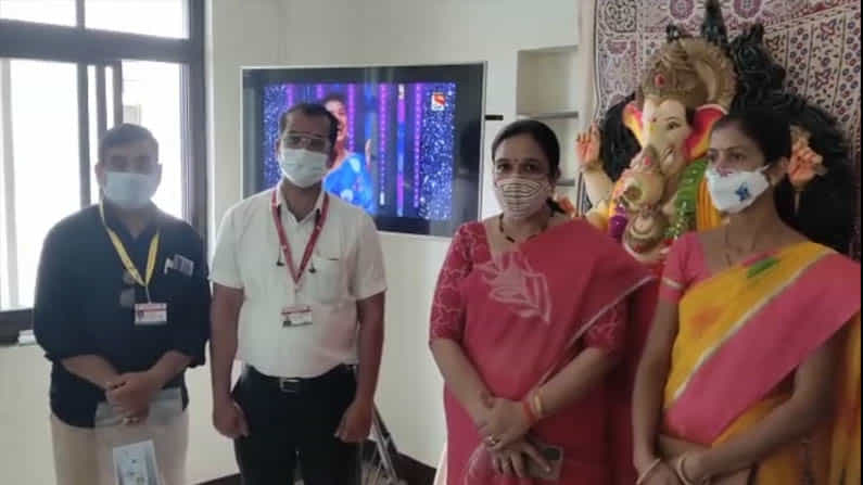 कोव्हिड सेंटरमध्ये बऱ्याचदा चिंतेचं आणि नैराश्याचं वातावरण असतं. आजार, चिंता आणि एकंदरीत भीतीमुळे रुग्ण हसणं विसरून जातात.