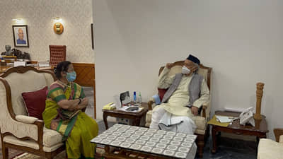 Video : यू आर दी मोस्ट अॅक्टिव्ह मेयर, तुमच्या पक्षातील लोकही घाबरत असतील, राज्यपालांकडून पेडणेकरांचं कौतुक