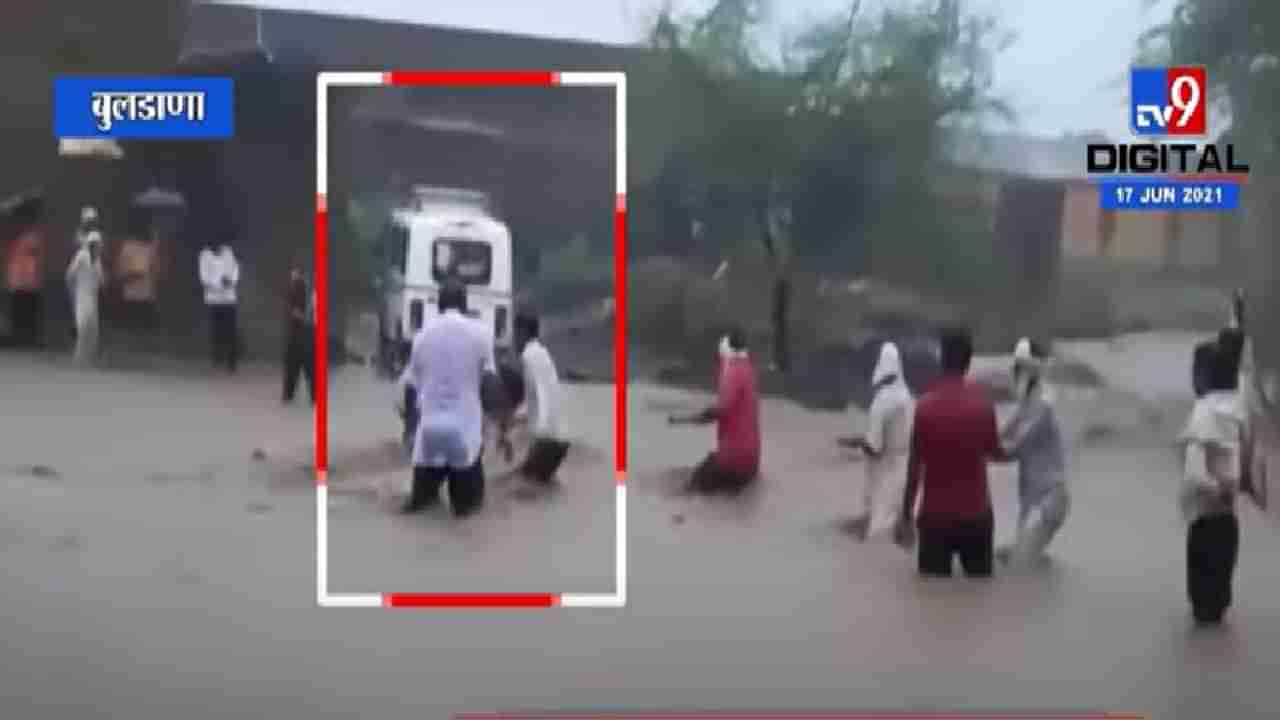 VIDEO | पुलावरील पाण्याच्या प्रवाहात वाहून जाताना महिला थोडक्यात बचावली