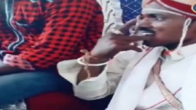 Video | ना लोकांची भीती, ना नवरीची चिंता, भर मंडपात तंबाखू खाणाऱ्या नवरदेवाचा व्हिडीओ व्हायरल