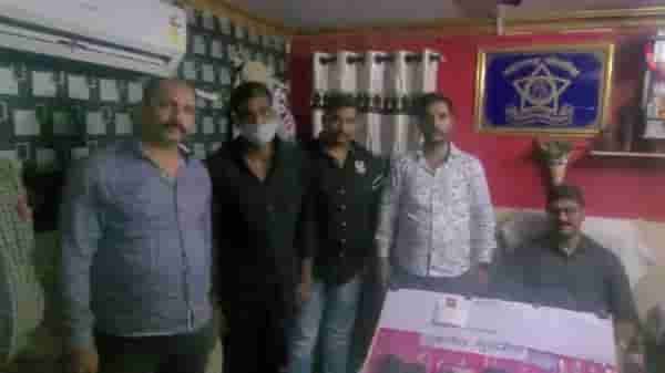 CCTV | धावत्या एक्सप्रेसमधून महिलेची पर्स हिसकावली, पोलिसांकडून फिल्मी स्टाईल पाठलाग, आरोपीला बेड्या