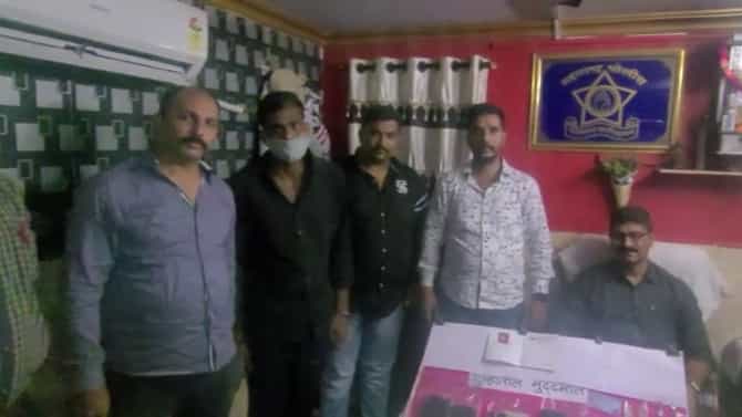 CCTV | धावत्या एक्सप्रेसमधून महिलेची पर्स हिसकावली, पोलिसांकडून फिल्मी स्टाईल पाठलाग, आरोपीला बेड्या