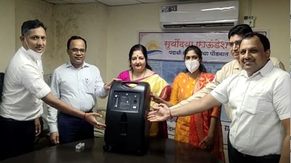 पद्मश्री अनुराधा पौडवाल यांच्या सुर्योदया फाउंडेशनतर्फे पनवेल महापालिकेला ऑक्सिजन कॉन्सनट्रेटर भेट