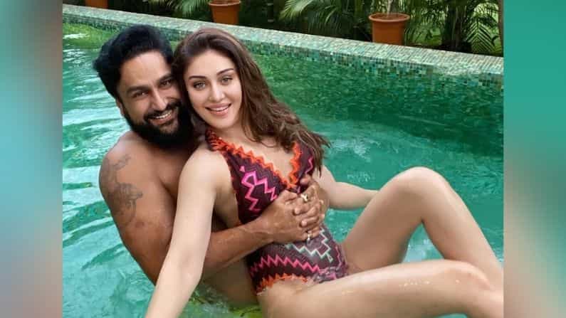 कांटा लगा गर्ल शेफाली जरीवालानं आपल्या सौंदर्य आणि धैर्यानं लोकांच्या हृदयात एक वेगळी जागा निर्माण केली आहे. तिनं पती पराग त्यागीबरोबर स्विमिंग पूलमधील काही फोटो शेअर केले आहेत. या फोटोंमध्ये दोघांमधील रोमँटिक केमिस्ट्री दिसतेय.