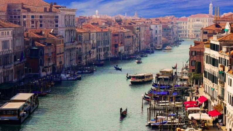 Knowledge | चित्राप्रमाणे सुंदर दिसणारं, पाण्यावर वसलेलं शहर ‘व्हेनिस’, जाणून घ्या का आणि कसं वसवलं?
