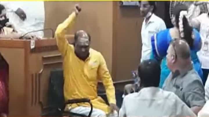 VIDEO : भाजप नगरसेवकाने माईक फेकला, बोलू न दिल्याने आक्रमक पवित्रा VIDEO : भाजप नगरसेवकाने माईक फेकला, बोलू न दिल्याने आक्रमक पवित्रा