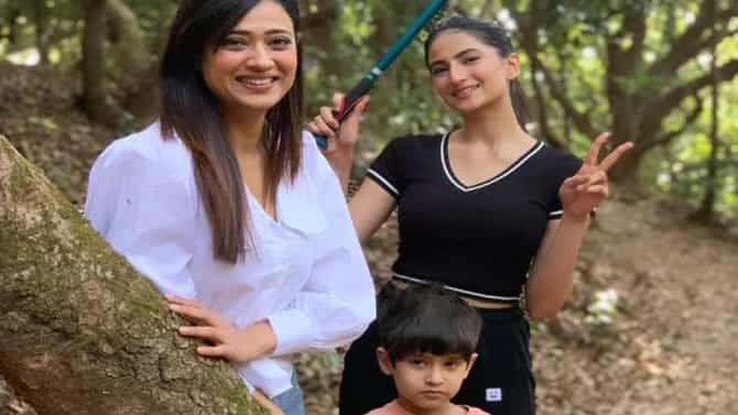 Shweta Tiwari | रात्रभर व्हिडीओ कॉल सुरु, केपटाऊनमध्ये शूट करणाऱ्या श्वेता तिवारीला येतेय मुलांची आठवण!
