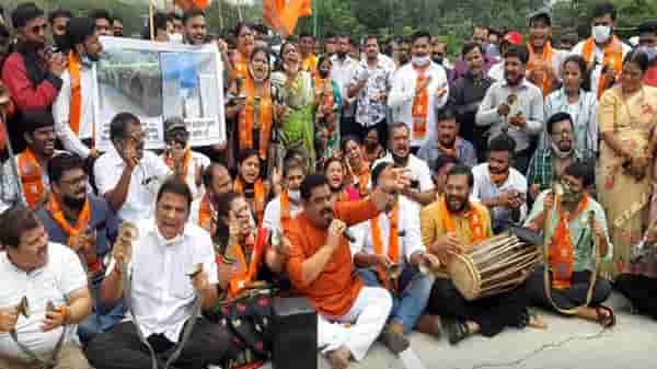 उद्घाटनापूर्वीच नवीन कोपरी पुलाला तडे, ठेकेदार, अधिकाऱ्यावर कारवाईची मागणी, मनसेकडून आंदोलन
