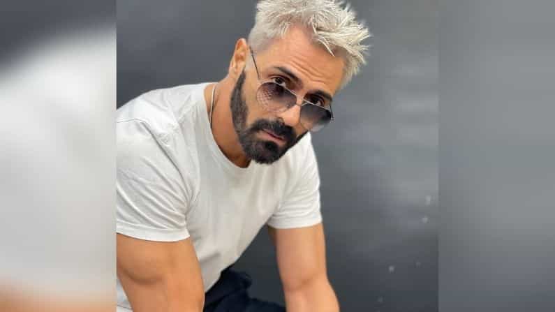 बॉलिवूड अभिनेता अर्जुन रामपाल (Arjun Rampal) याने आपल्या लूकचे असे काहीतरी केले, जे पाहून त्याच्या चाहत्यांना देखील मोठा धक्का बसला. त्याने आपला लूक अशा प्रकारे बदलला आहे की, तो ओळखू देखील येत नाहीय!