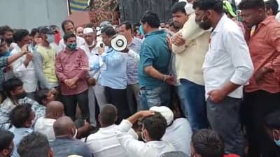 टोमॅटो बाजारभाव पाडल्यानंतर शेतकरी संतप्त, बाजार समितीच्या सभापतींना घेराव, लायसन्स रद्द करु, सभापतींचा व्यापाऱ्यांना दम