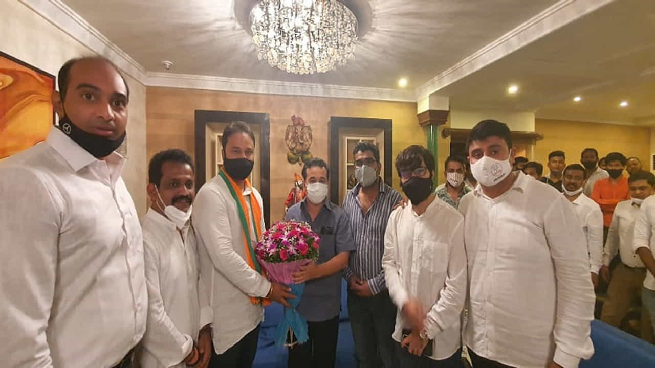 नितेश राणेंचा शिवसेनेला डिवचण्याचा प्रयत्न, शिवसेना भवनावर मोर्चा काढणाऱ्या भाजयुमोच्या कार्यकर्त्यांचा सत्कार
