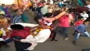 Video : नवरदेवाचा मित्राच्या खांद्यावर बसून डान्स, पुढे काय झालं तुम्हीच पाहा!