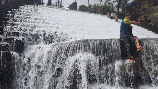 राज्यात पावसानं हजेरी लावली आहे. पुण्यात गेले 2-3 दिवस चांगला पाऊस झाला, त्यामुळे परिसरातील अनेक धरणांची पाणी पातळी वाढली. तर लोणावळा शहरातील पर्यटनाचं मुख्य आकर्षण असलेलं भुशी धरणसुद्धा ओव्हर फ्लो झालेलं पाहायला मिळालं.