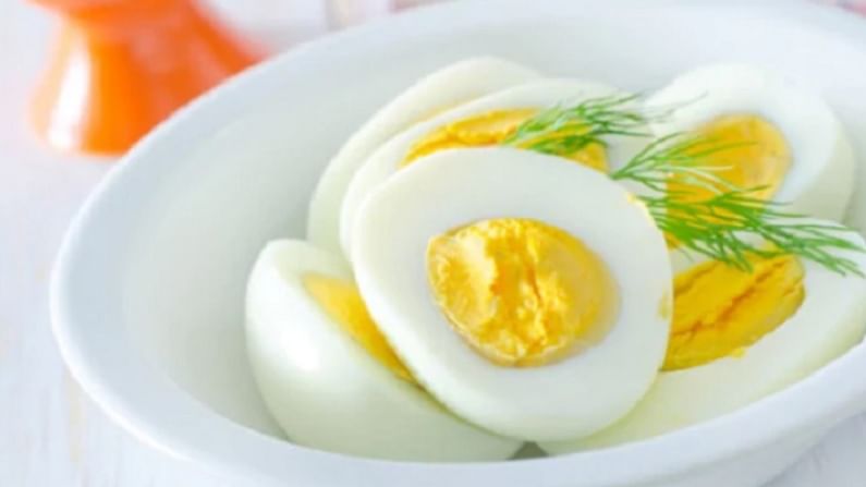 अंडी आपल्या शरीरासाठी खूप लाभदायी आहेत. तसेच, त्यात अनेक प्रकारचे पोषक घटक आढळतात. अंडी उच्च गुणवत्तेच्या प्रथिनांचा चांगला स्रोत आहे. अंडी आपल्या स्नायूंच्या तंदुरुस्तीसाठी देखील खूप उपयुक्त आहेत.