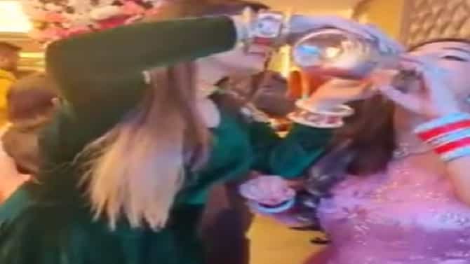 Video | नटलेल्या बायकांची पार्टीमध्ये धम्माल, मजेत पाजतायत एकमेकींना दारु, व्हिडीओ एकदा पाहाच