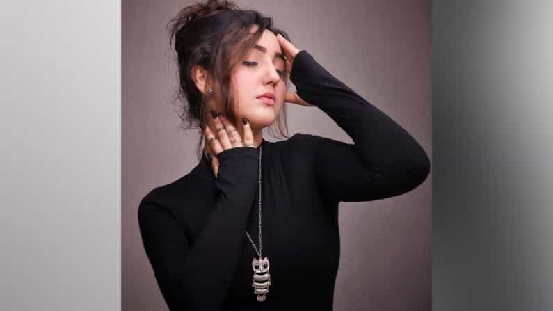 छोट्या पडद्यावर आपला जवला दाखवणारी लोकप्रिय अभिनेत्री अशनूर कौर सध्या सोशल मीडियावर आपल्या फॅशन सेन्समुळे ट्रेंडमध्ये असते.