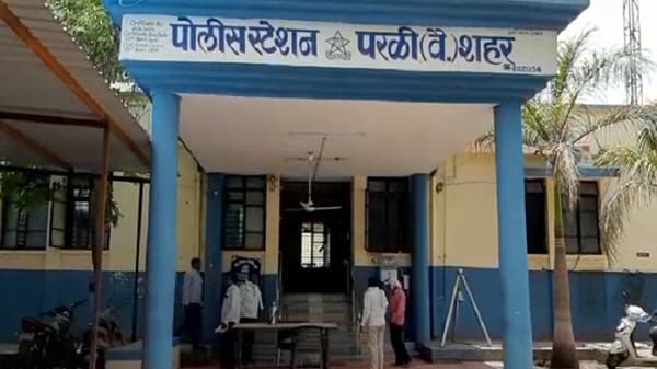 एकीकडून सात लाखांचा हुंडा, दुसरीसोबत लग्न, परळीत वैद्यकीय अधिकाऱ्यावर फसवणुकीचा गुन्हा दाखल