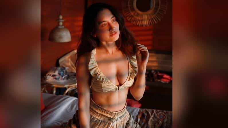 टीव्हीची सुंदर अभिनेत्री संजीदा शेख सध्या सोशल मीडियावर खूप अॅक्टिव्ह आहे. तिचे फोटो सोशल मीडियावर खूप व्हायरल होत असतात. नुकतंच तिनं आपले काही नवीन फोटो सोशल मीडियावर शेअर केले आहेत. हे फोटो तिच्या चाहत्यांना सोशल मीडियावर वेड लावत आहेत.