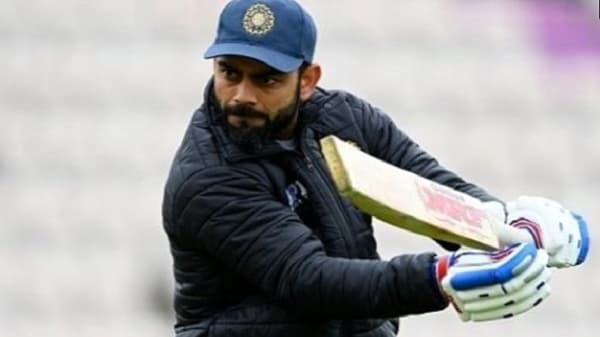 भारत आणि न्यूझीलंड (IND vs NZ) यांच्यात सुरु असलेल्या वर्ल्ड टेस्ट चॅम्पियनशिपच्या सामन्याच्या रिझल्टआधीच विराटने (Virat Kohli) त्याच्या चाहत्यांना एक आनंदाची बातमी दिली आहे. विराटने कसोटी क्रिकेटमधील एक दमदार विक्रम आपल्या नावे केला आहे. हा विक्रम आपल्या नावे करत त्याने महेंद्र सिंह धोनी (M S Dhoni), इम्रान खान (Imran Khan) सारख्या दिग्गजांना मागे टाकलं आहे.