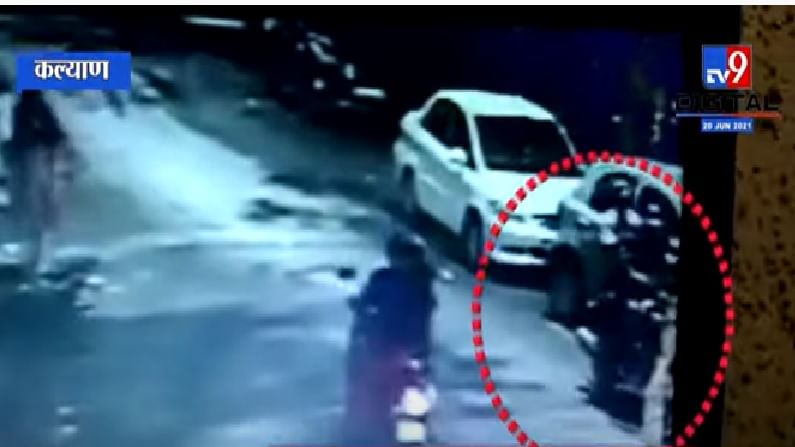 CCTV Video | वडापाव घ्यायला निघालेल्या वृद्धेच्या गळ्यातील दागिने हिसकावले, बाईकस्वार सीसीटीव्हीत कैद