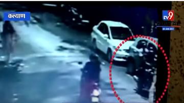 CCTV Video | वडापाव घ्यायला निघालेल्या वृद्धेच्या गळ्यातील दागिने हिसकावले, बाईकस्वार सीसीटीव्हीत कैद