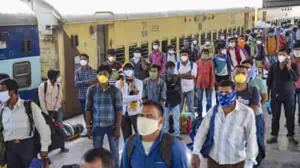 कोरोनाची साथ ओसरल्यानंतर मुंबईत परप्रांतीय कामगारांच्या घरवापसीला सुरुवात