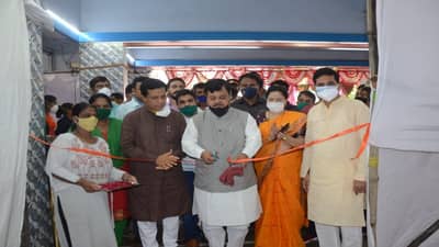 कोरोना नियंत्रणात आणण्यासाठी लसीकरण महत्त्वाचे; प्रविण दरेकरांच्या हस्ते मालाड, बोरीवली येथील लसीकरण केंद्रांचे उद्घाटन