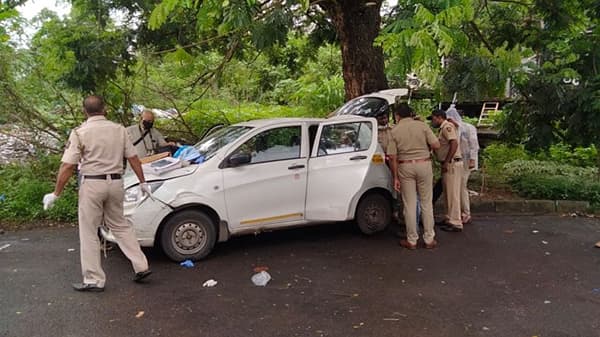 ठाण्यात कारमध्ये मृतदेह, मृतकाच्या गळ्यावर जखमा, पोलीस गूढ कसं उलगडणार?