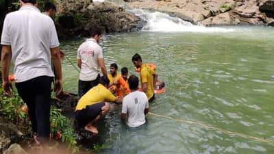 पोहण्यासाठी पाण्यात उडी, एक जण चिखलात रुतला, दुसऱ्याला चक्कर, तिसराही बुडाला, तिघांचा मृत्यू
