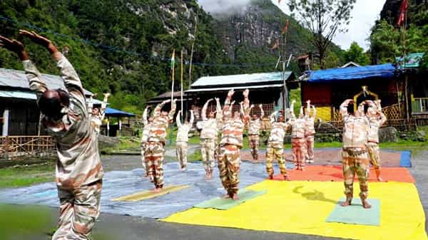 अरुणाचल प्रदेशातील सीमा चौकीवर आयटीबीपीचे जवान योगा करताना दिसले. योग जवानांसाठी खूप उपयुक्त असल्याचं म्हटलं जातं, कारण त्यामुळे सर्व प्रकारच्या तणावापासून संरक्षण करता येतं.