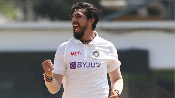 आयसीसी वर्ल्ड टेस्ट चॅम्पियनशिपच्या अंतिम सामन्यात पहिला विकेट घेताच भारताचा वेगवान गोलंदाज इशांत शर्माने एक खास विक्रम आपल्या नावे केला आहे, भारतीय दिग्गज गोलंदाजाच्या पंगतीत त्याने स्थान मिळवलं आहे. इशांत आधी केवळ तीनच भारतीय गोलंदाज ही कामगिरी करु शकले आहेत.