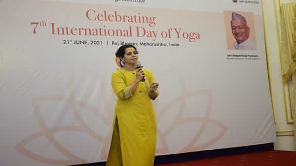 आज जगभर आंतरराष्ट्रीय योगा दिवस साजरा केला जातोय. त्यानिमित्त अनेक ठिकाणी योगा करत हा दिवस साजरा करण्यात आला. राज्यातील शहरांपासून ते गावखेड्यापर्यंत प्रत्येक ठिकाणी हा दिवस उत्साहात साजरा झाला.