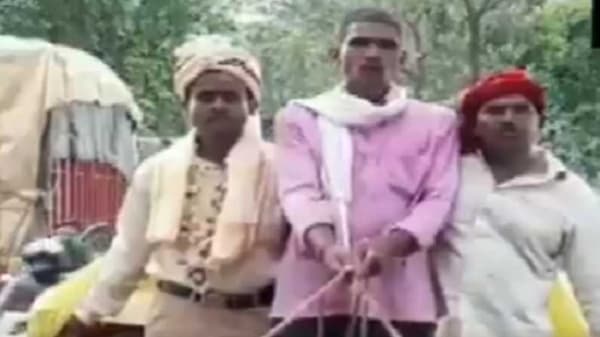 Video : काहीही हं! थेट बैलगाडीवरून लग्नाची वरात; हा व्हायरल व्हिडीओ पाहाच!