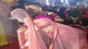 Video | नवरीला भर मंडपात उचललं, पुन्हा पुन्हा किस करण्याचा प्रयत्न, नवरदेवाचा व्हिडीओ व्हायरल