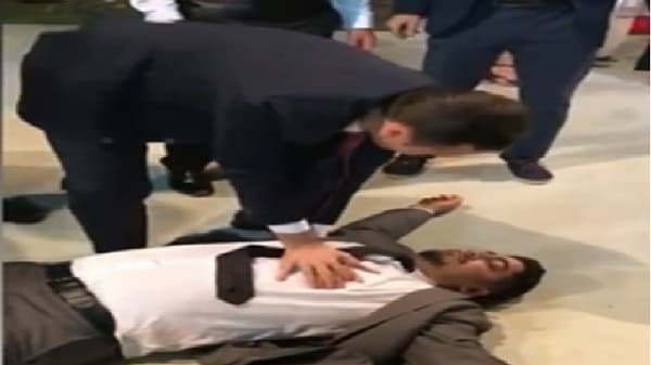 Video | बेशुद्ध अवस्थेत खाली पडला, नंतर अचानकपणे लागला नाचायला, हा अजब गजब व्हिडीओ एकदा पाहाच