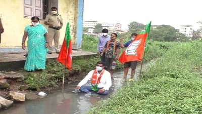 नाल्याचं पाणी घरात, पाण्यासह विंचू, सापांचंही आगमन, स्थानिक भडकले, थेट नाल्यात बसून आंदोलन